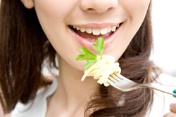 食べ物はひと口で30回噛む